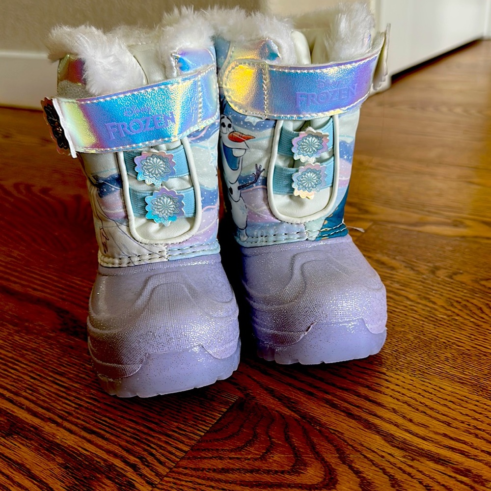 Lightly used toddler light up Frozen snow boots in size 6.